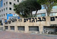 « Le sang des traîtres appelle plus de publicité » : le graffiti menaçant devant la rédaction