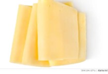 Carrefour bouleverse le marché : la chaîne vendra la tranche de fromage jaune à 1,90 shekel — du jamais vu en Israël