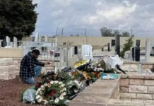 Après que tout le monde est parti, il est resté