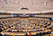 Guerre commerciale transatlantique : l’Union européenne brandit son veto après les nouveaux tarifs de Trump