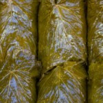 Des centaines de kilogrammes de tabac – dans des conserves de feuilles de vigne : tentative de contrebande exceptionnelle vers Gaza | Vidéo