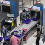 « J’ai eu peur qu’on m’arrête » : une femme ultra-orthodoxe contrainte d’enlever son couvre-chef au contrôle des passeports