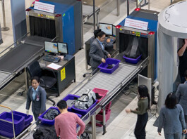 « J’ai eu peur qu’on m’arrête » : une femme ultra-orthodoxe contrainte d’enlever son couvre-chef au contrôle des passeports