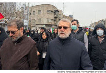 Protégés par la foule : les dirigeants iraniens sortent de leur bunker entourés de milliers de civils