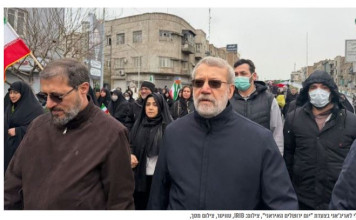 Protégés par la foule : les dirigeants iraniens sortent de leur bunker entourés de milliers de civils