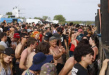 20 000 personnes sont venues faire la fête entre des bombes sur un champ de tir, malgré le danger : « C’est un message contre la répression »