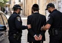 Un journaliste d’un grand quotidien ultra-orthodoxe arrêté pour détention présumée de matériel pédopornographique
