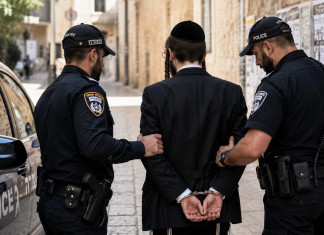 Un journaliste d’un grand quotidien ultra-orthodoxe arrêté pour détention présumée de matériel pédopornographique
