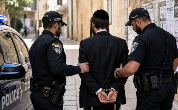 Un journaliste d’un grand quotidien ultra-orthodoxe arrêté pour détention présumée de matériel pédopornographique