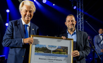Geert Wilders a visité Havat Gilad et reçu la citoyenneté d’honneur de Yossi Dagan : « Un véritable ami »