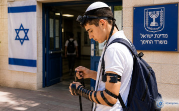 Les écoles seront tenues de permettre le port des téfilines