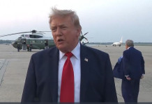 Stupeur générale : qui est cet homme qui ressemble trait pour trait à Trump et apparu derrière lui ?