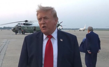 Stupeur générale : qui est cet homme qui ressemble trait pour trait à Trump et apparu derrière lui ?