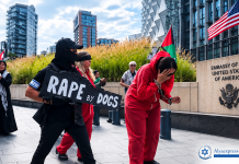 À voir : des manifestants brandissent à Londres des pancartes « Viol par des chiens » devant l’ambassade américaine