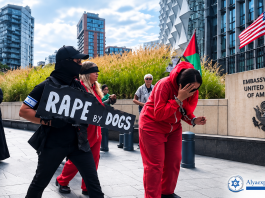 À voir : des manifestants brandissent à Londres des pancartes « Viol par des chiens » devant l’ambassade américaine