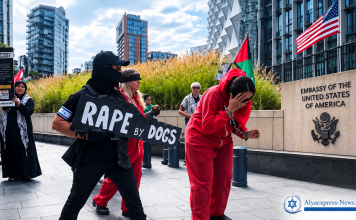 À voir : des manifestants brandissent à Londres des pancartes « Viol par des chiens » devant l’ambassade américaine