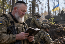 Là où les partisans juifs combattaient les nazis, un soldat juif récite les Psaumes avant d’affronter la Russie