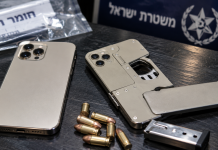 On dirait un iPhone, mais c’est un pistolet : l’arme camouflée découverte lors d’un raid de police
