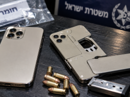 On dirait un iPhone, mais c’est un pistolet : l’arme camouflée découverte lors d’un raid de police