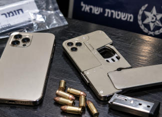 On dirait un iPhone, mais c’est un pistolet : l’arme camouflée découverte lors d’un raid de police