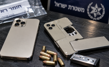 On dirait un iPhone, mais c’est un pistolet : l’arme camouflée découverte lors d’un raid de police