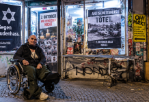 Berlin : un commerçant de 67 ans en fauteuil roulant agressé à répétition après avoir affiché des affiches contre l’antisémitisme pour le 7-Octobre