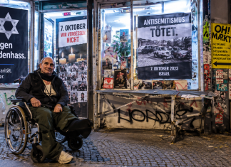 Berlin : un commerçant de 67 ans en fauteuil roulant agressé à répétition après avoir affiché des affiches contre l’antisémitisme pour le 7-Octobre