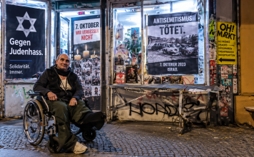 Berlin : un commerçant de 67 ans en fauteuil roulant agressé à répétition après avoir affiché des affiches contre l’antisémitisme pour le 7-Octobre